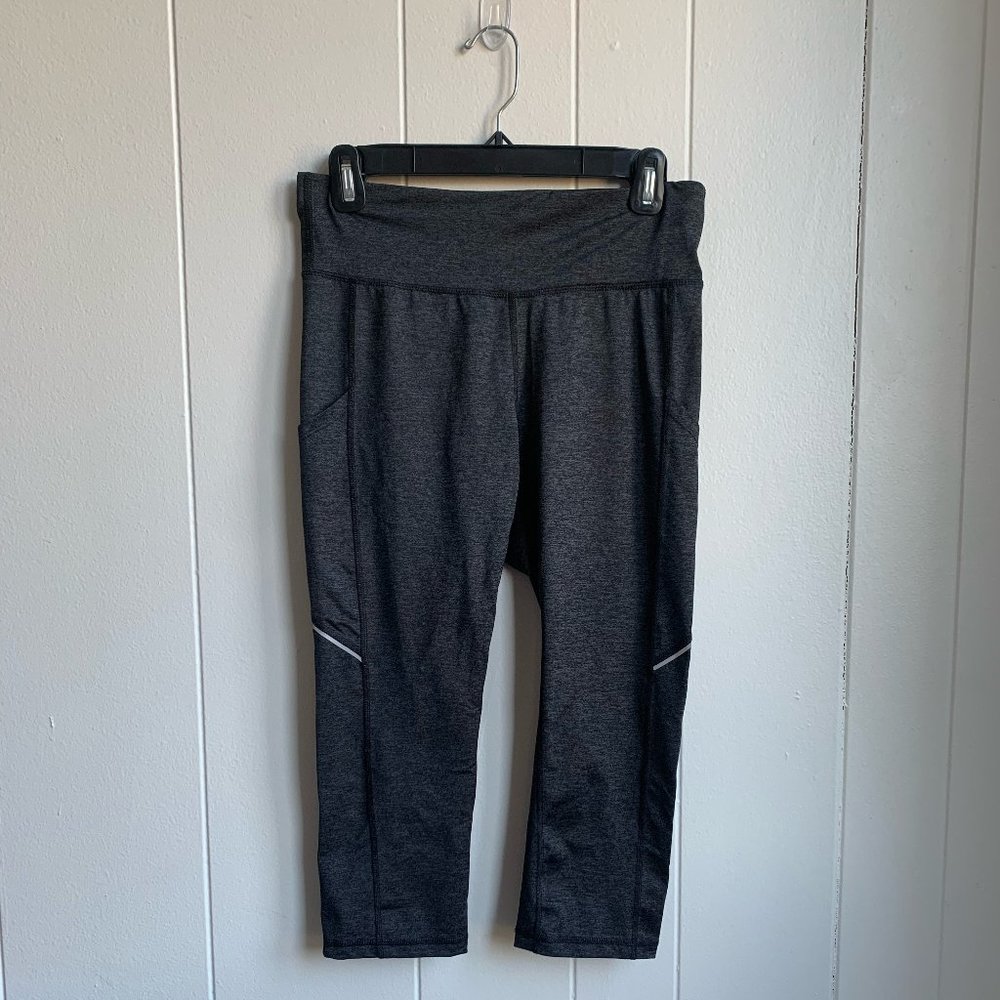 Xersion Capri Cut Gray & Silver Leggings with Pockets